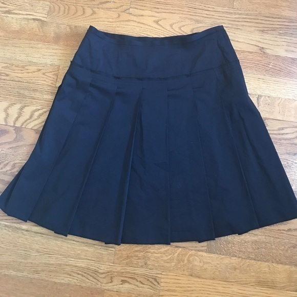 BCBGMaxAzria Dresses & Skirts - BCBGmaxazria black Pleated side‎ zip skirt size 6